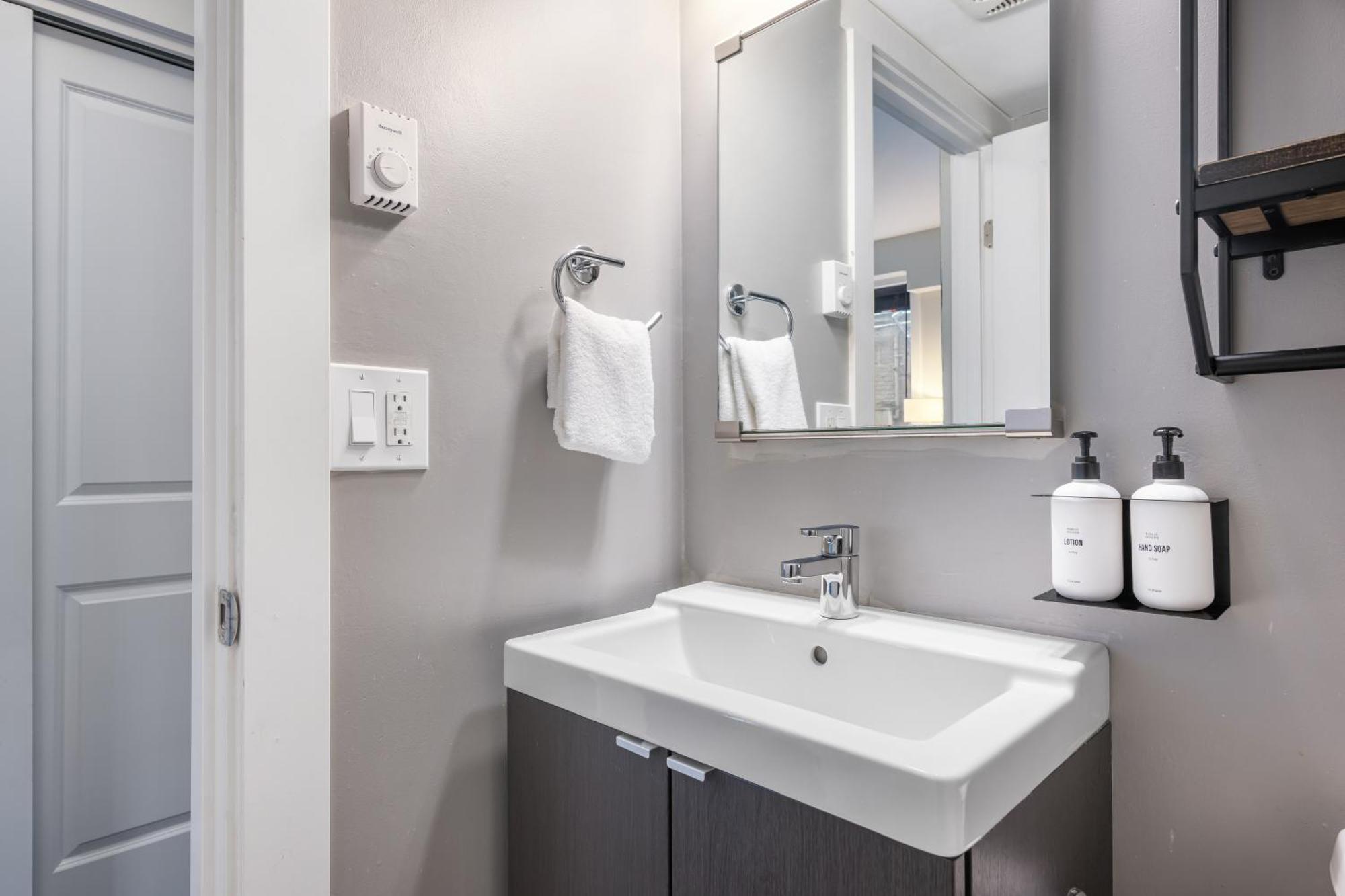 Oxford Apartment By At Mine Hospitality Seattle Bagian luar foto