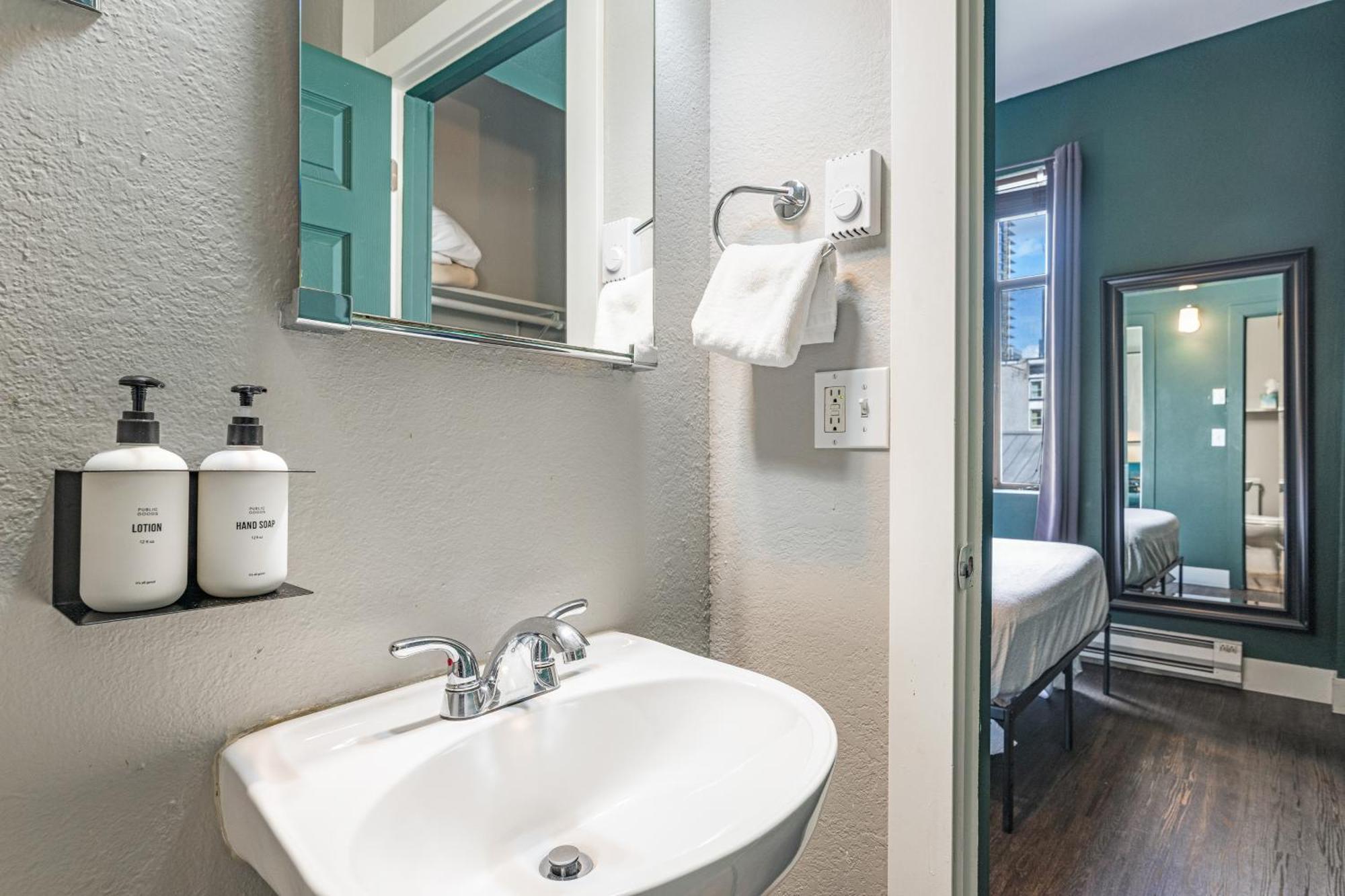 Oxford Apartment By At Mine Hospitality Seattle Bagian luar foto